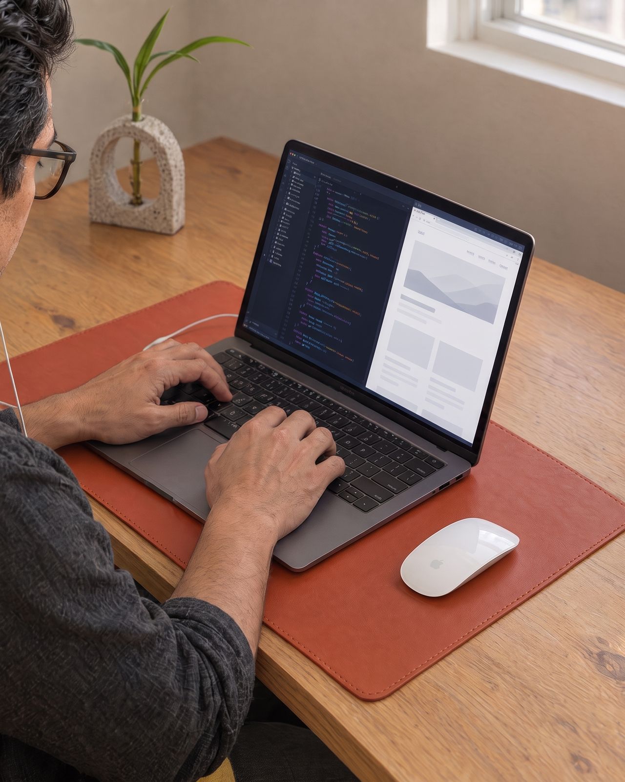 Pantalla partida con el código y la web de un cliente